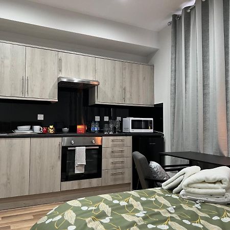 Mia Residence - Entire Studio Apartment - City View - London - Next To Ealing Broadway Station エクステリア 写真