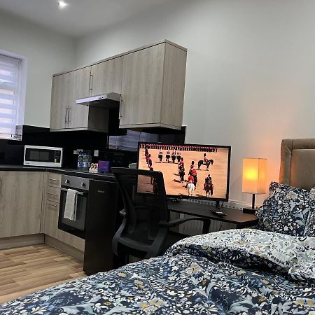 Mia Residence - Entire Studio Apartment - City View - London - Next To Ealing Broadway Station エクステリア 写真