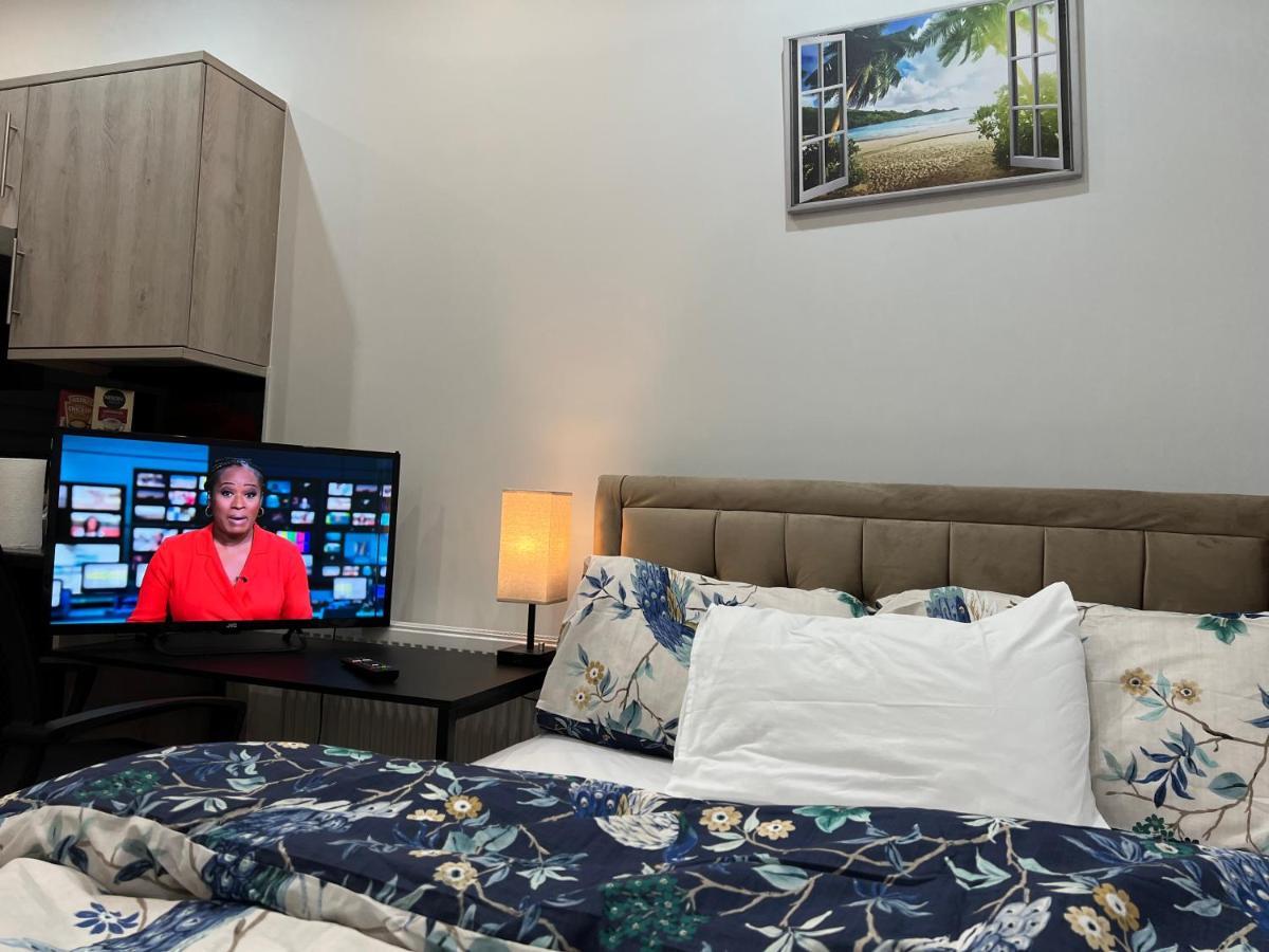 Mia Residence - Entire Studio Apartment - City View - London - Next To Ealing Broadway Station エクステリア 写真