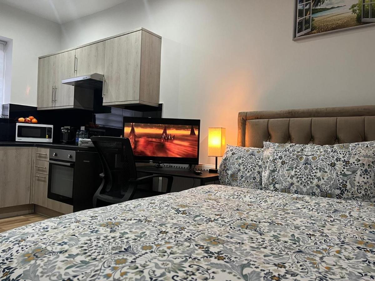 Mia Residence - Entire Studio Apartment - City View - London - Next To Ealing Broadway Station エクステリア 写真