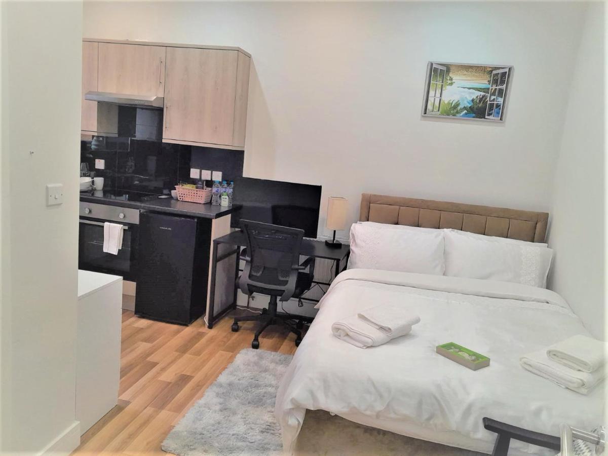 Mia Residence - Entire Studio Apartment - City View - London - Next To Ealing Broadway Station エクステリア 写真