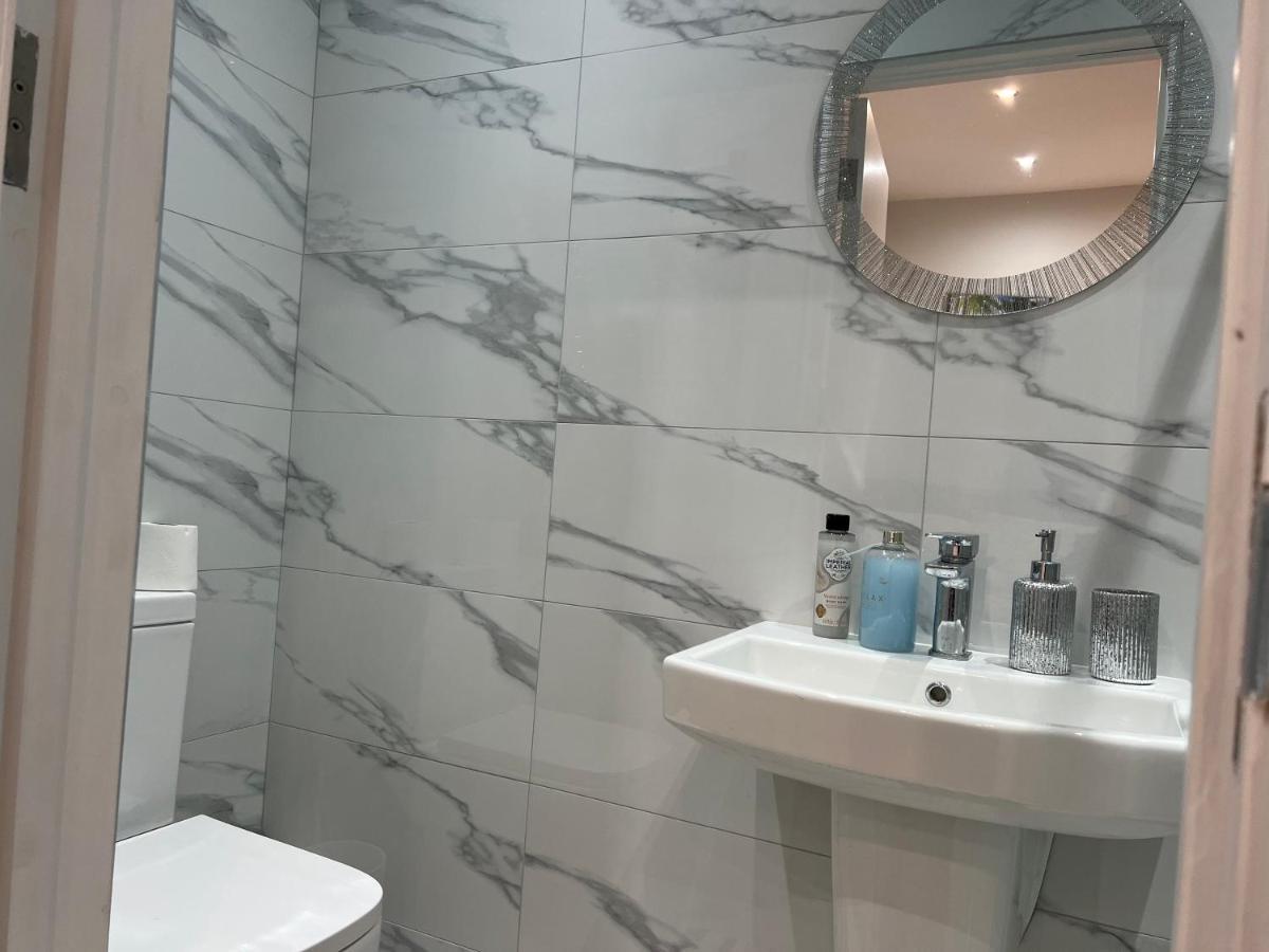 Mia Residence - Entire Studio Apartment - City View - London - Next To Ealing Broadway Station エクステリア 写真