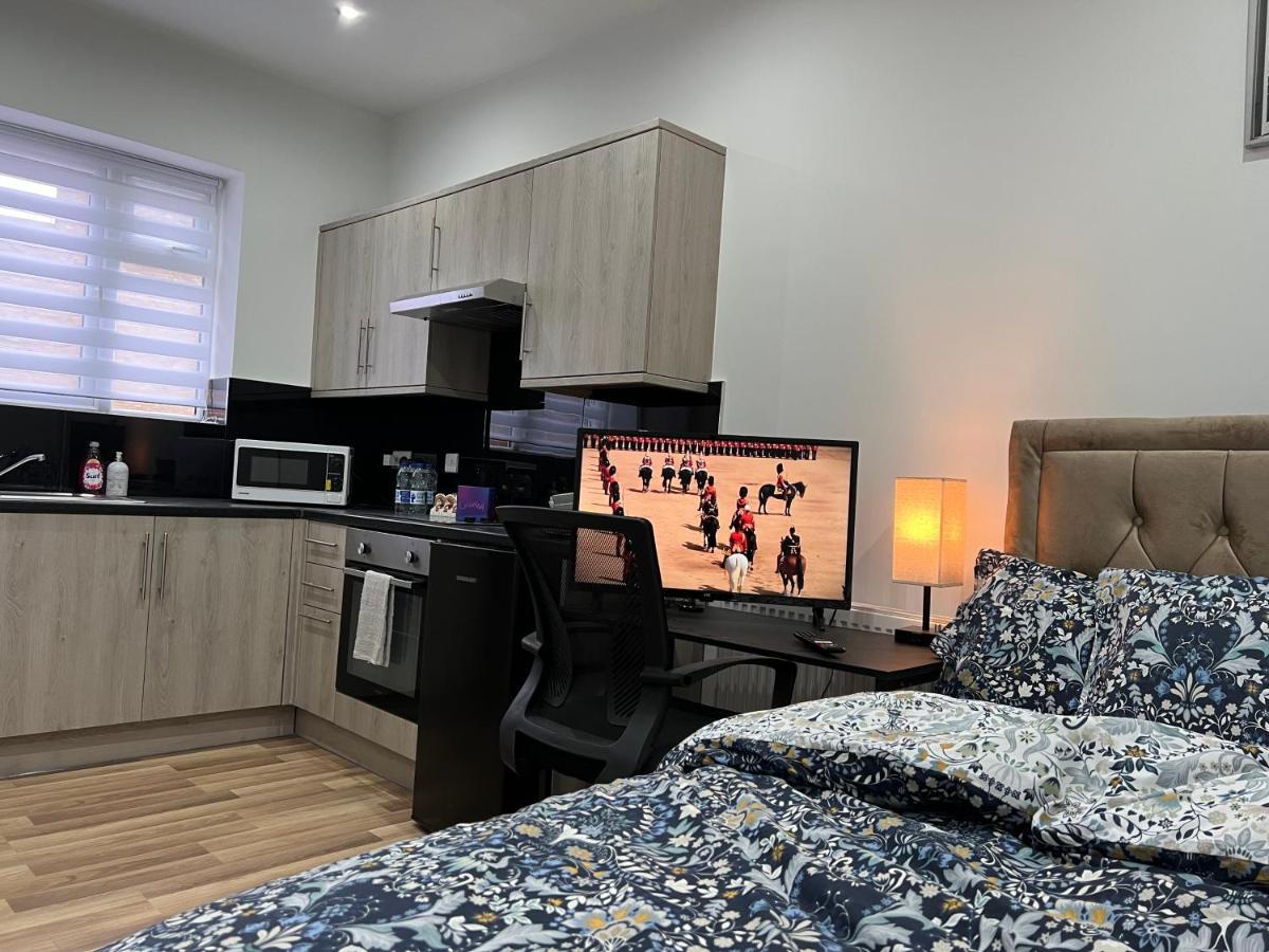 Mia Residence - Entire Studio Apartment - City View - London - Next To Ealing Broadway Station エクステリア 写真