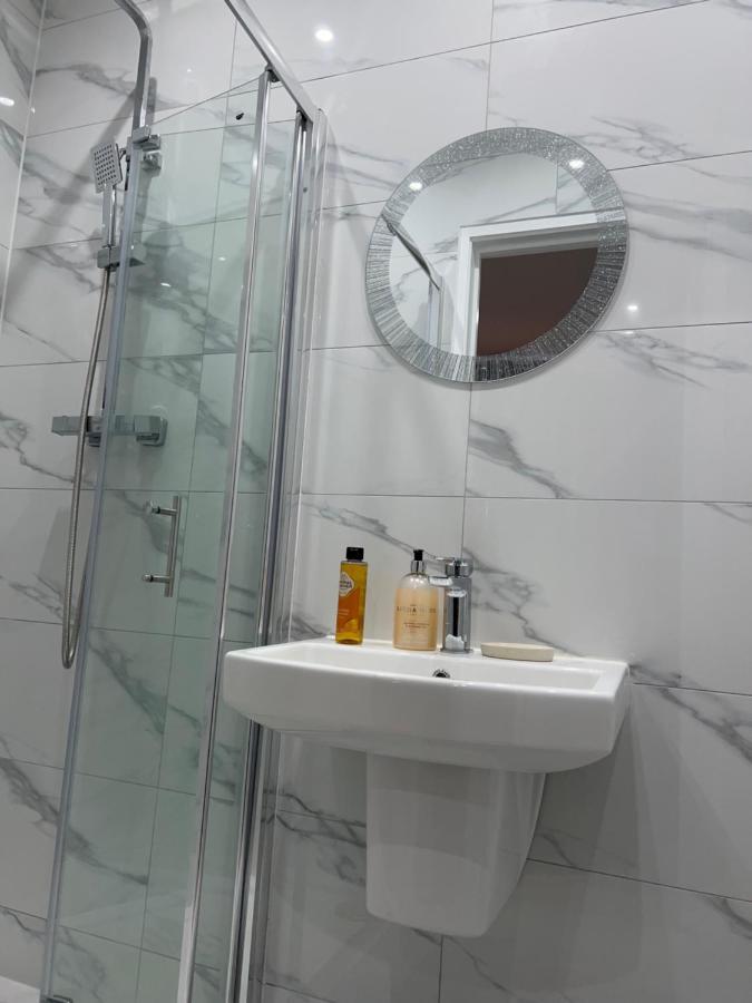 Mia Residence - Entire Studio Apartment - City View - London - Next To Ealing Broadway Station エクステリア 写真