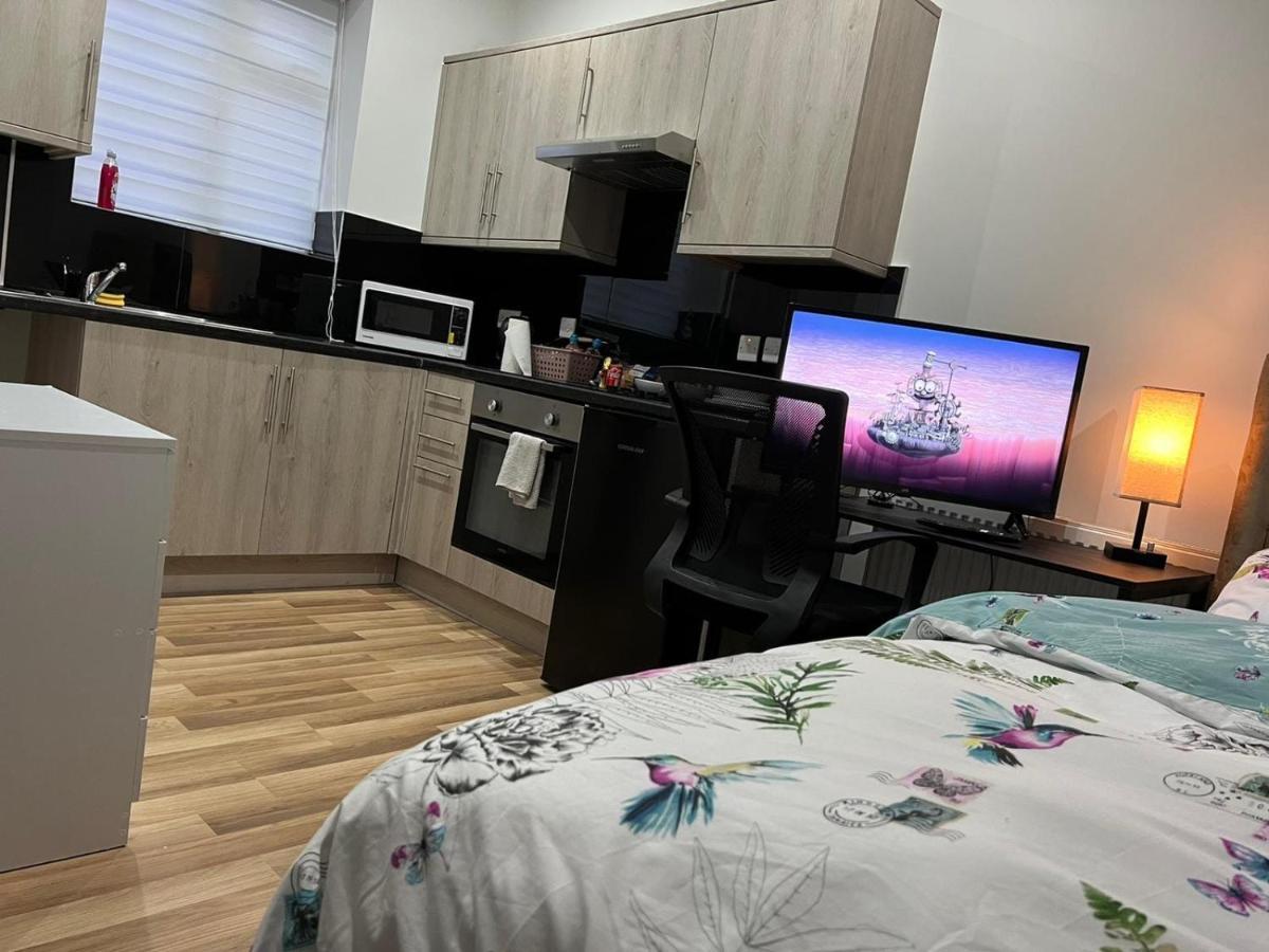 Mia Residence - Entire Studio Apartment - City View - London - Next To Ealing Broadway Station エクステリア 写真
